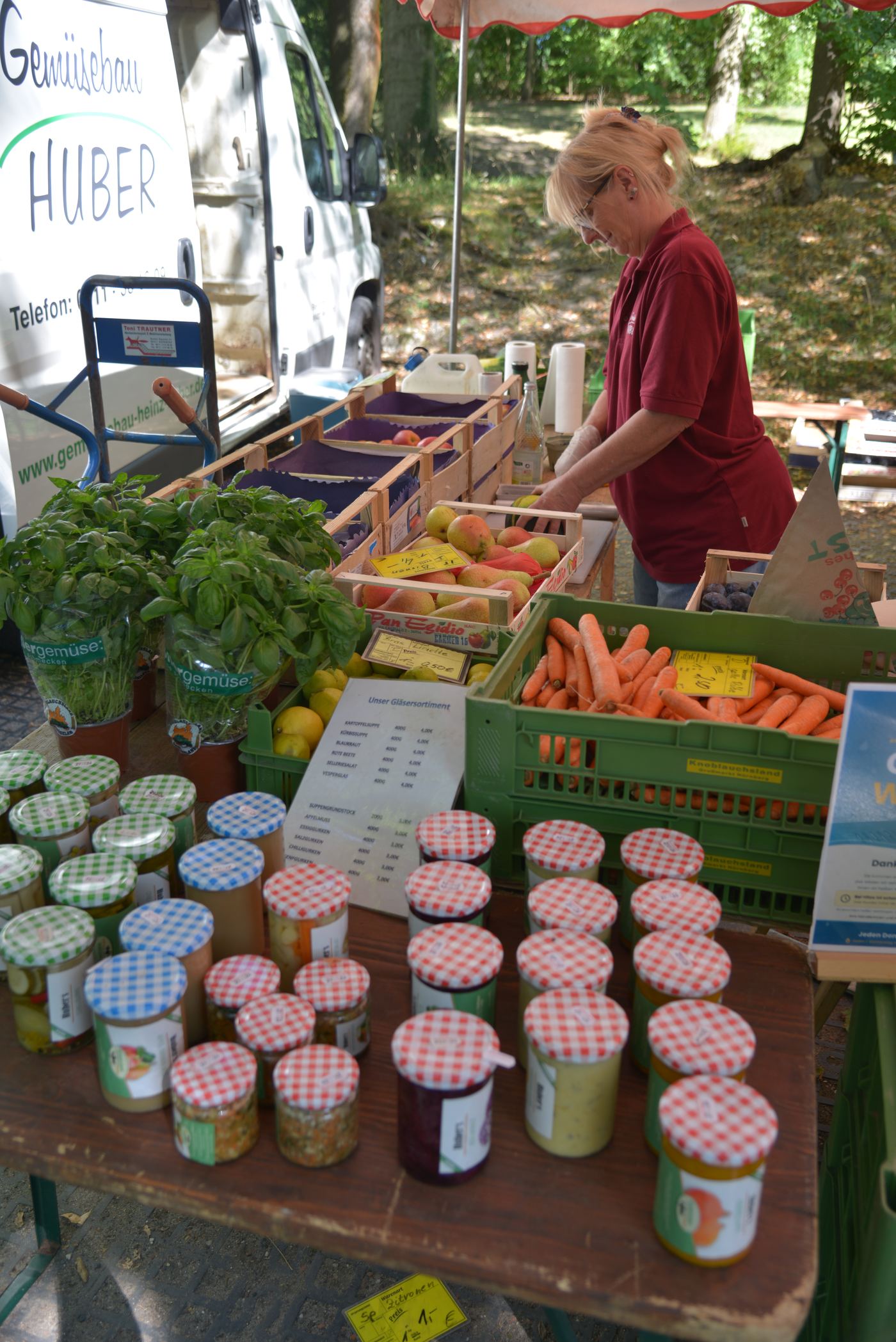 Marktstand von Gemüsebau Huber mit dem Gläsersortiment und frischem Gemüse