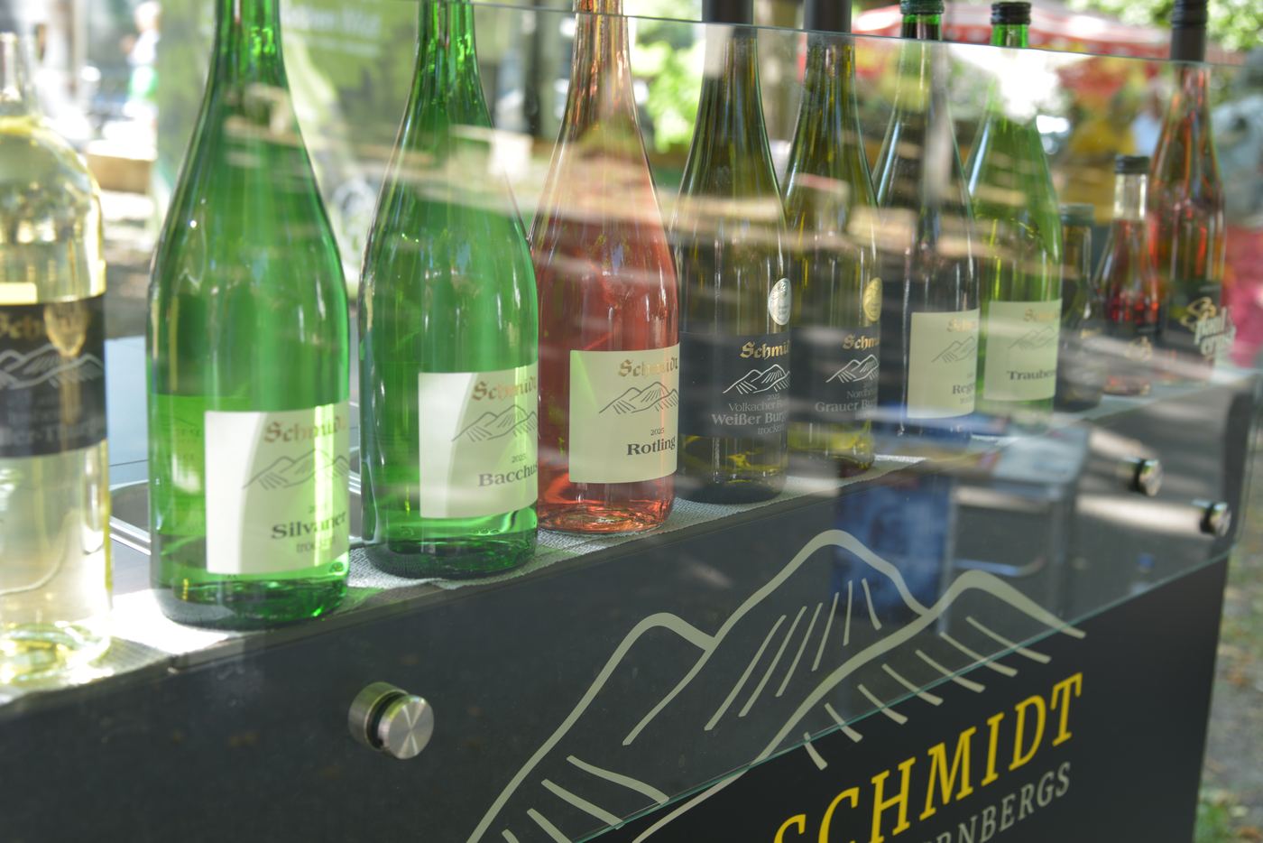 Weinauswahl am Stand von Peter Schmidt