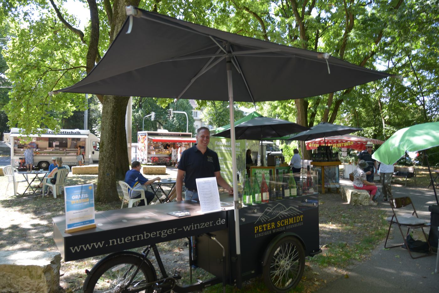Marktstand von Weinbau Peter Schmidt mit Sonnenschirm