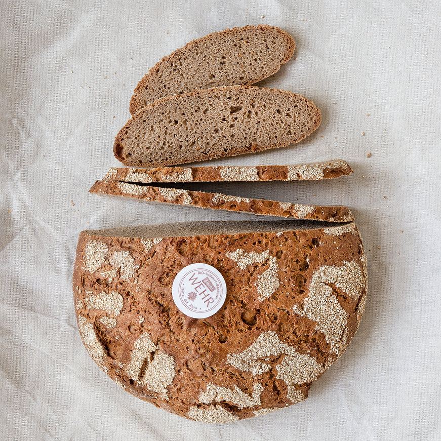 Angeschnittenes Sauerteigbrot der Bäckerei Wehr